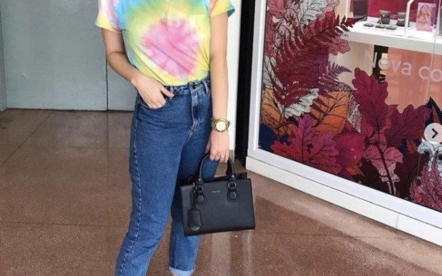 Adhering to the tie dye trend: how to do it and ideas for looks