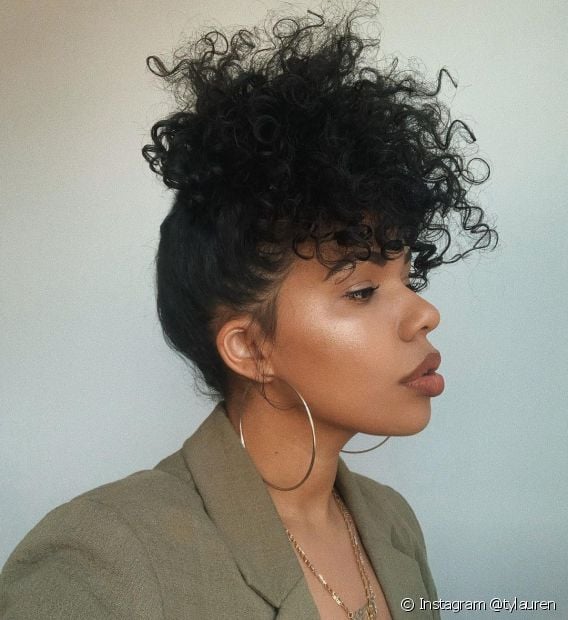 6 ways to make your curly bun more stylish. Get inspired by the photos!