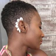 Cheveux bouclés avec coupe Joãozinho : 10 photos pour s'inspirer et investir dans le style !