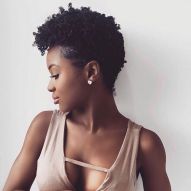 Cheveux bouclés avec coupe Joãozinho : 10 photos pour s'inspirer et investir dans le style !