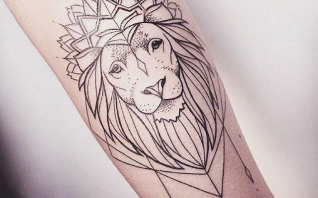Lion tattoo for women: look at stunning versions