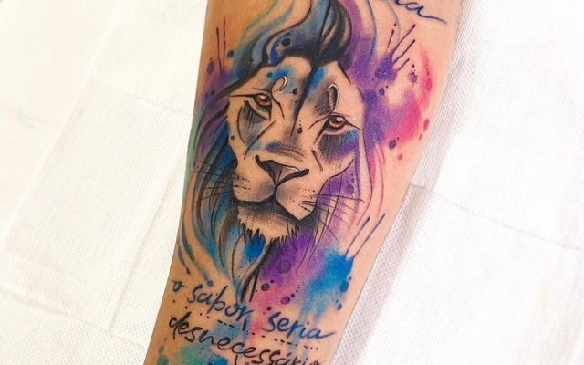 Lion tattoo for women: look at stunning versions