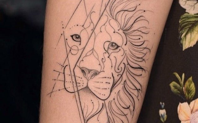 Lion tattoo for women: look at stunning versions