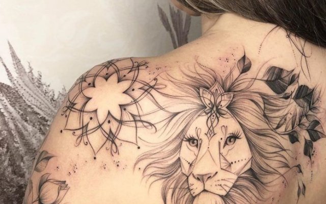 Lion tattoo for women: look at stunning versions