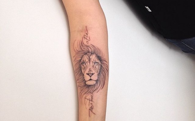 Lion tattoo for women: look at stunning versions