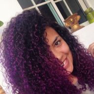 Cabello morado rizado: cómo cuidar las hebras con el color fantasía + 15 fotos para inspirarte