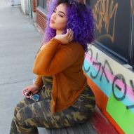 Cheveux bouclés violets : comment prendre soin des mèches avec la couleur fantaisie + 15 photos pour s'inspirer
