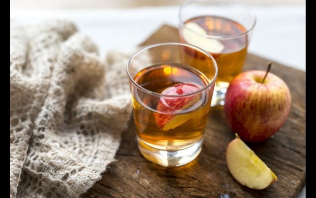 Aceto di mele sui capelli: conosci 11 vantaggi