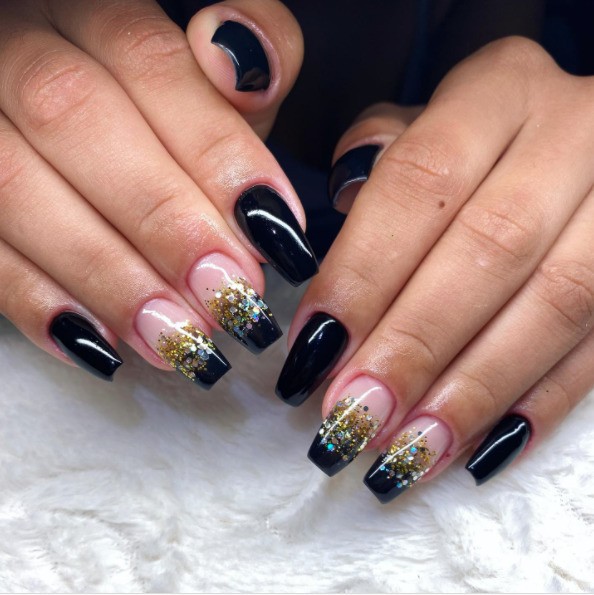 18 suggestions for black decorated nails for you to rock