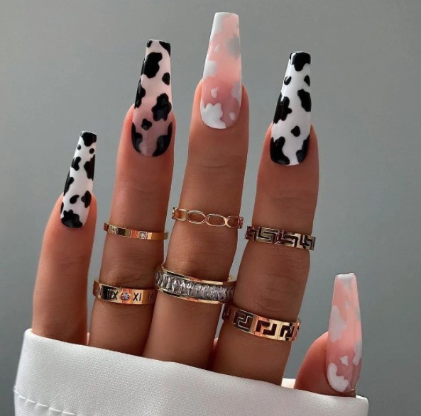 18 suggestions for black decorated nails for you to rock