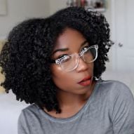 Cheveux noirs bleutés chez les femmes noires et les brunes : 10 photos pour s'inspirer + conseils de traitement pour laisser les mèches illuminées