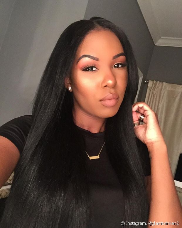 Black bluish hair in black women and brunettes: 10 photos to be inspired + treatment tips to leave the strands lit