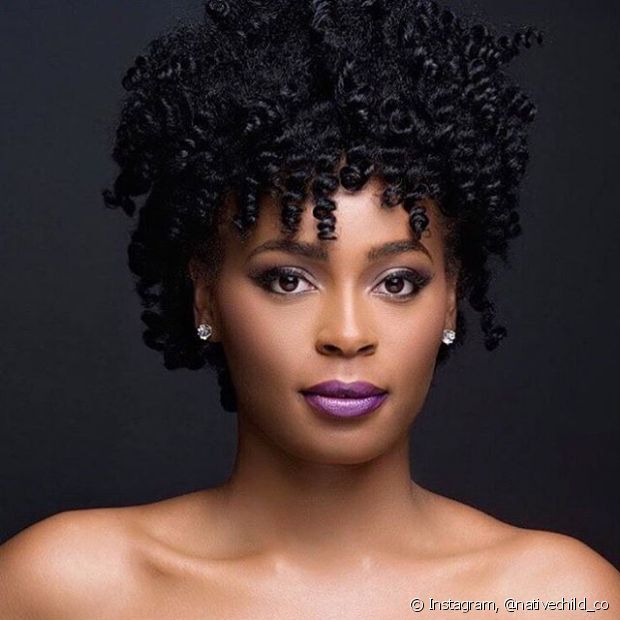 Cheveux noirs bleutés chez les femmes noires et les brunes : 10 photos pour s'inspirer + conseils de traitement pour laisser les mèches illuminées