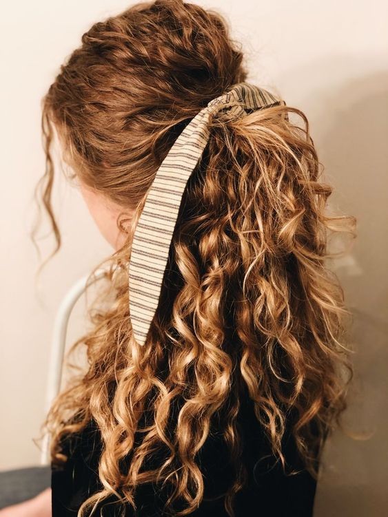 Cheveux ondulés : Découvrez les conseils de soins et les coiffures pour rocker