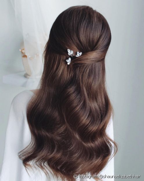 Bridal hairstyles with loose hair: 20 photos of half updos, accessories and more styles to inspire