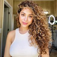 Honey blonde curly hair: 20 photos of the look and tips for choosing the right dye