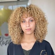 Cheveux bouclés blond miel : 20 photos du look et conseils pour choisir la bonne teinture