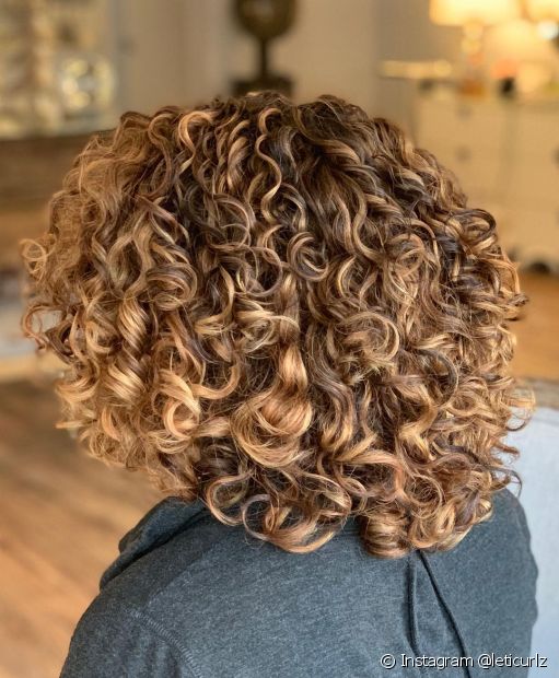 Honey blonde curly hair: 20 photos of the look and tips for choosing the right dye