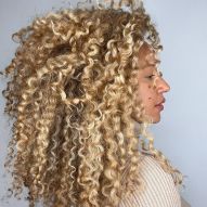 Blond clair : comment éclaircir légèrement vos cheveux et obtenir un look naturel