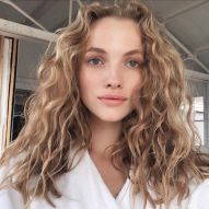 Blond clair : comment éclaircir légèrement vos cheveux et obtenir un look naturel