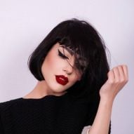 Cheveux noirs courts : 15 inspirations et conseils de coloration pour obtenir une couleur intense