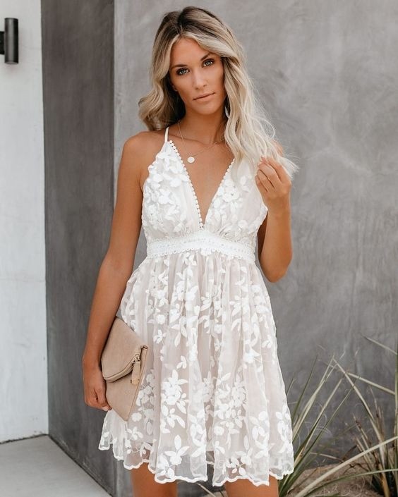 Short white dress: inspirations to rock beyond New Year's Eve