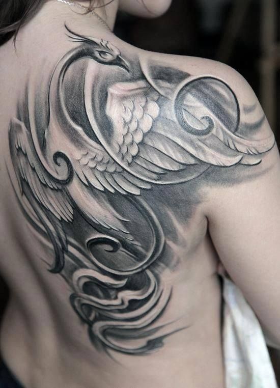 Inspírate con 55 bellas imágenes de tatuajes de ave fénix femenina