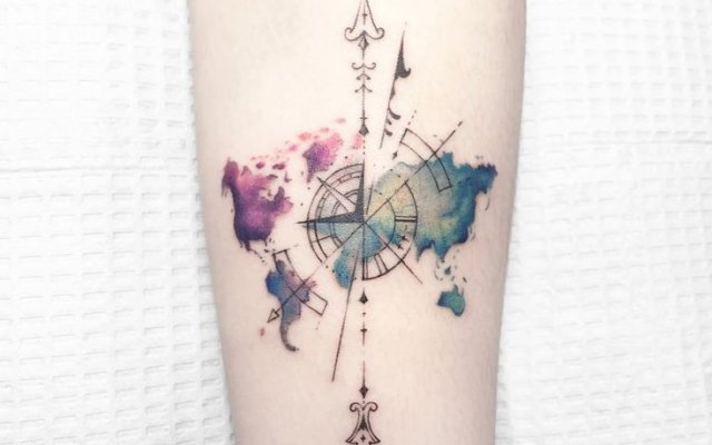 30 tatuajes creativos de brújulas para inspirarte