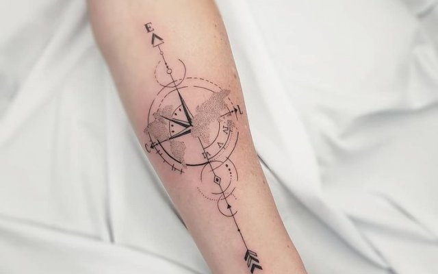 30 tatouages créatifs de compas pour l'inspiration