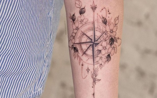 30 tatouages créatifs de compas pour l'inspiration