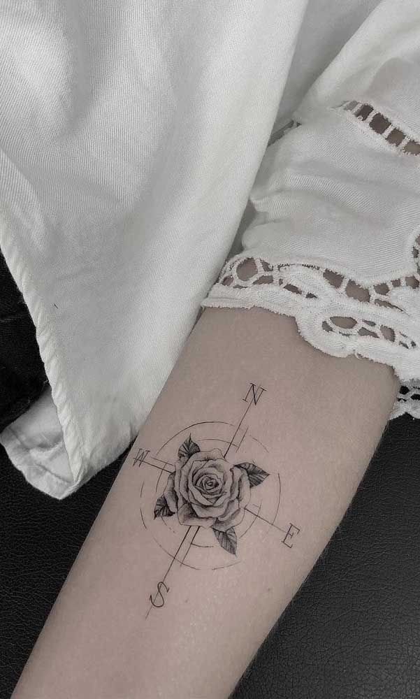 30 tatuajes creativos de brújulas para inspirarte