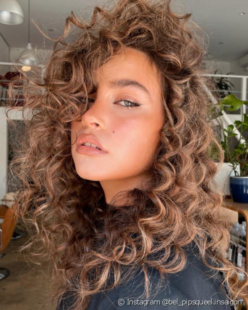 Light brown curly hair: 18 inspirations and tips to dye without undoing the curls