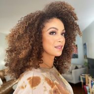 Light brown curly hair: 18 inspirations and tips to dye without undoing the curls