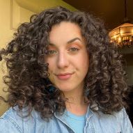 Light brown curly hair: 18 inspirations and tips to dye without undoing the curls