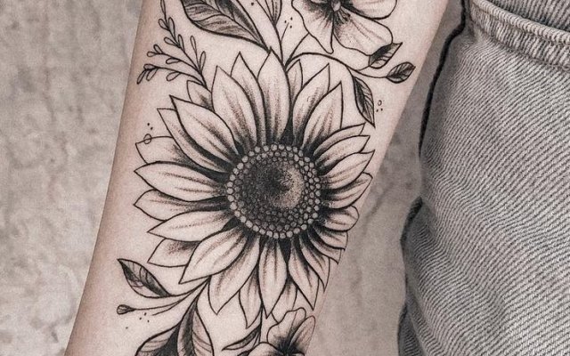 Flower tattoo: know the meanings and see 81 ideas