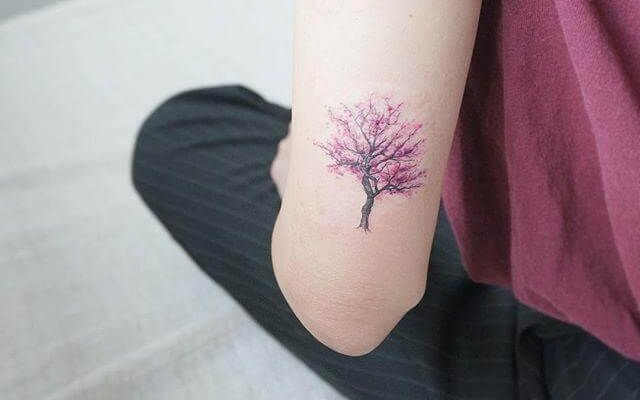 Flower tattoo: know the meanings and see 81 ideas