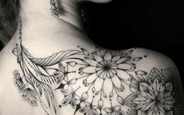 Flower tattoo: know the meanings and see 81 ideas