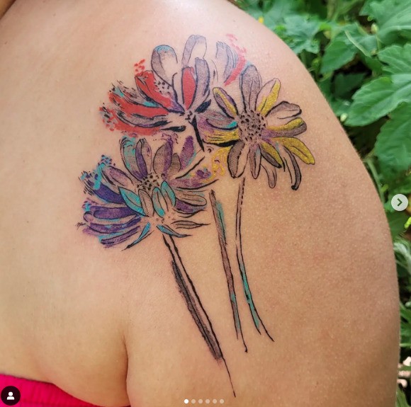 Flower tattoo: know the meanings and see 81 ideas