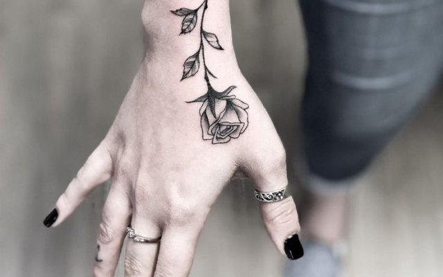 Flower tattoo: know the meanings and see 81 ideas