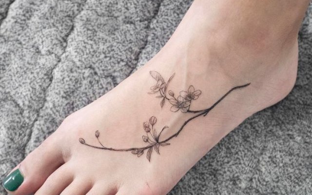 Flower tattoo: know the meanings and see 81 ideas