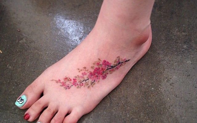 Flower tattoo: know the meanings and see 81 ideas