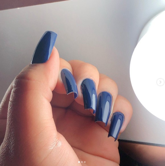 45 idee per unghie blu per brillare sulla punta delle dita