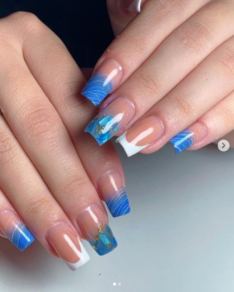 45 idee per unghie blu per brillare sulla punta delle dita