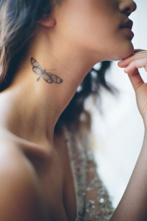 Scopri 65 immagini di tatuaggi femminili sul collo