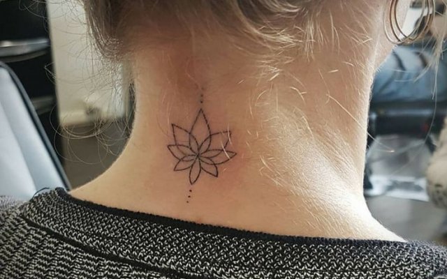 Scopri 65 immagini di tatuaggi femminili sul collo