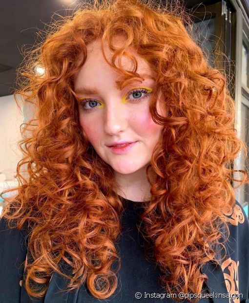 Cheveux bouclés rouge cuivré : 30 inspirations et astuces pour ne pas défaire les boucles