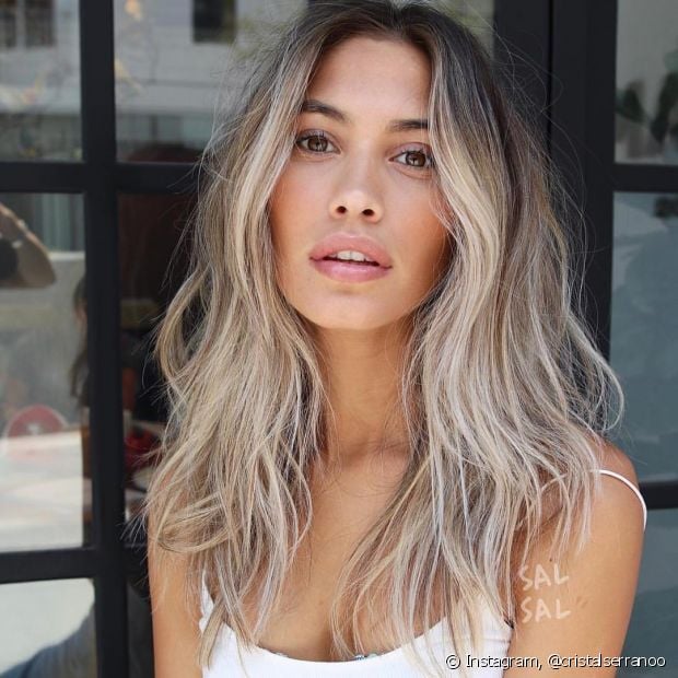 Cheveux blonds sur brunes : 10 photos pour vous inspirer à changer de couleur