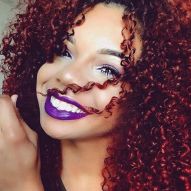 Cabello rojo largo y rizado: 15 fotos de rizos rojos + consejos de cuidado para prevenir la sequedad y las puntas abiertas