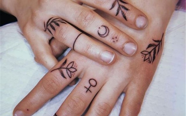 Tatouage du doigt : voir les conseils d'entretien et les options de conception