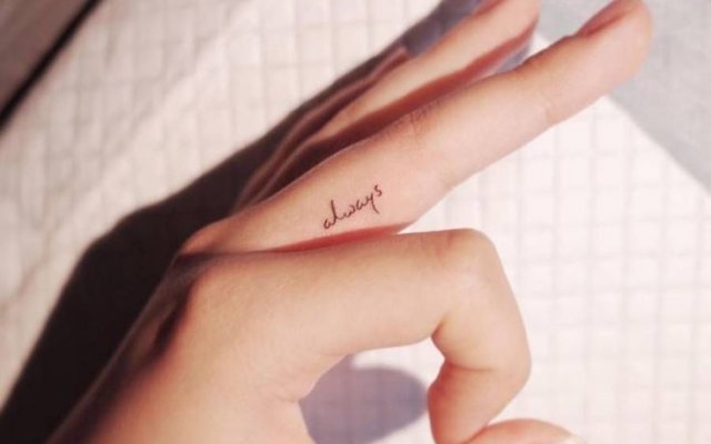 Tatuaje en el dedo: consulte los consejos de cuidado y las opciones de diseño